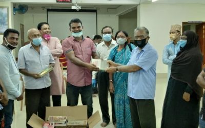 অনির্বাণ লাইবেরিতে ঢাকা মহিলা কলেজের অধ্যাপক সুমগ্না রশিদ এর বই প্রদান।