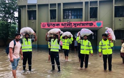 এই পুলিশের হাতে অস্ত্র নেই। এখন সময় যুদ্ধের নয়, সেবার।